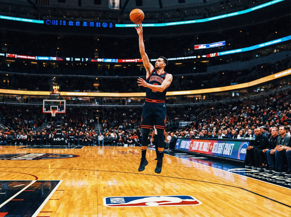 一名球员正在执行急停中距离跳投 - 内射